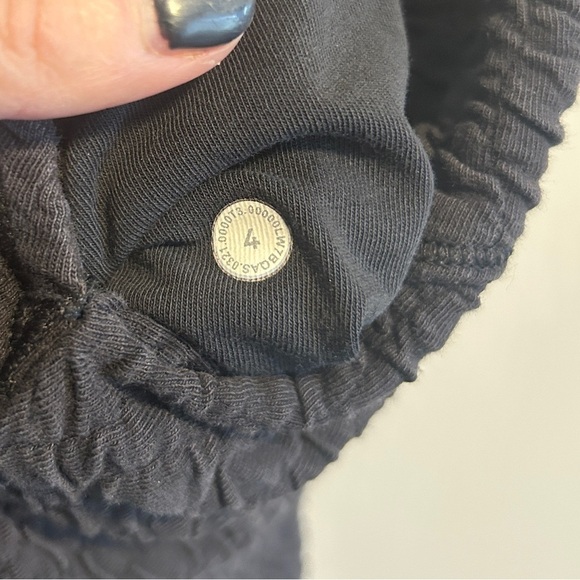 Lululemon Rippled Super-High-Rise Short 5" in Black ~ size 4 - Picture 8 of 8